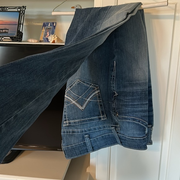 Women's R.E.A.L. Ariat denim jeans. Mid-rise straight, size 32R. Washed,not worn - Picture 10 of 15